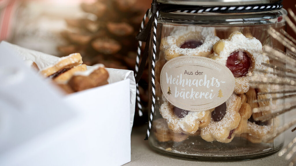 Keksdose mit AVERY ZWECKFORM Etikett