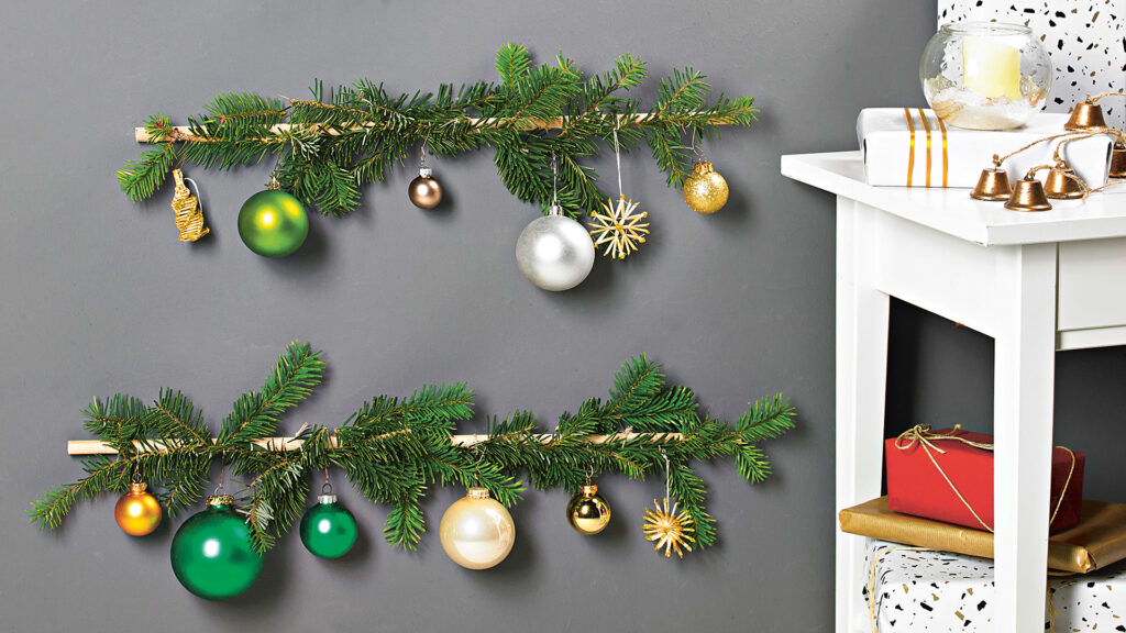weihnachtlich geschmückte Tannenzweige