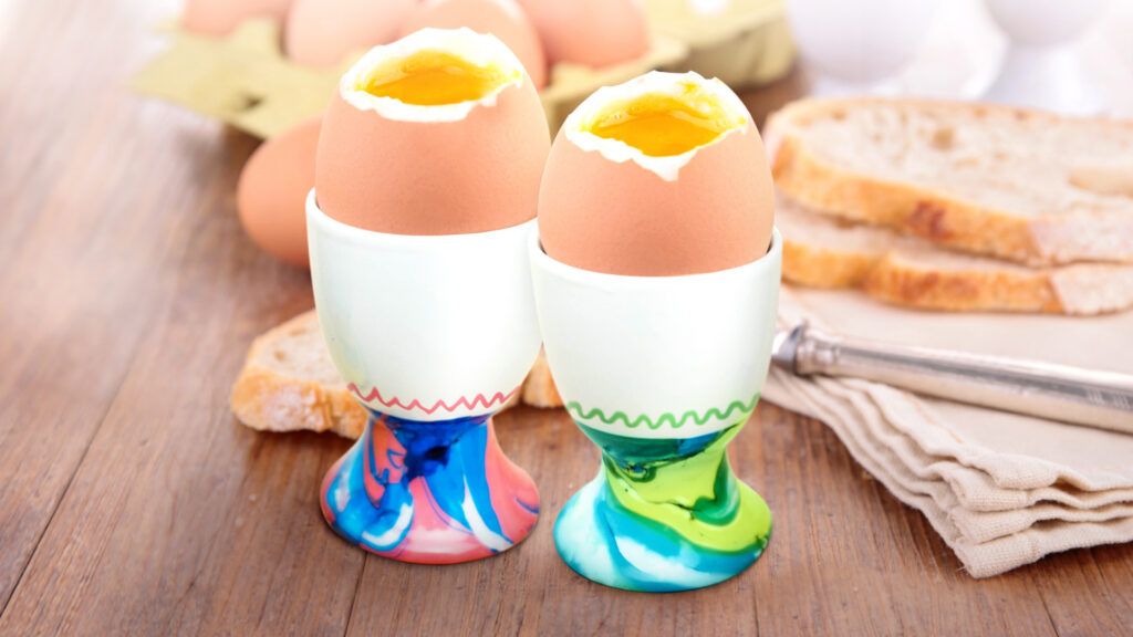 Eierbecher mit Marmorierfarbe