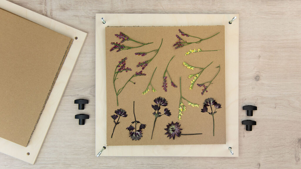 Kerzen mit Trockenblumen - Schritt 1
