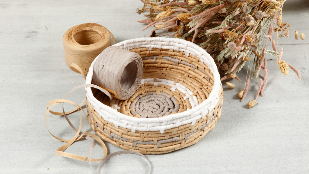 Korb aus Papierbast