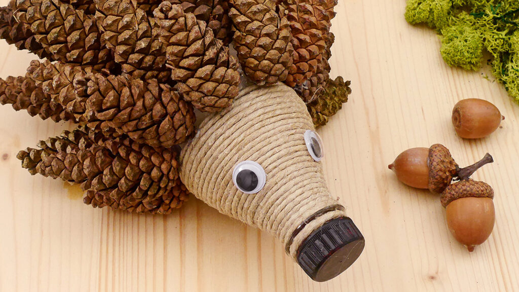 Igel aus Bockerln und Bindfaden