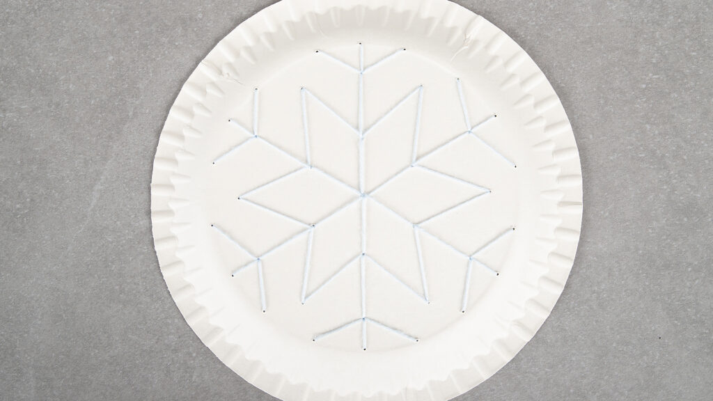 Pappteller mit Schneeflocke aus Garn - Schritt 5