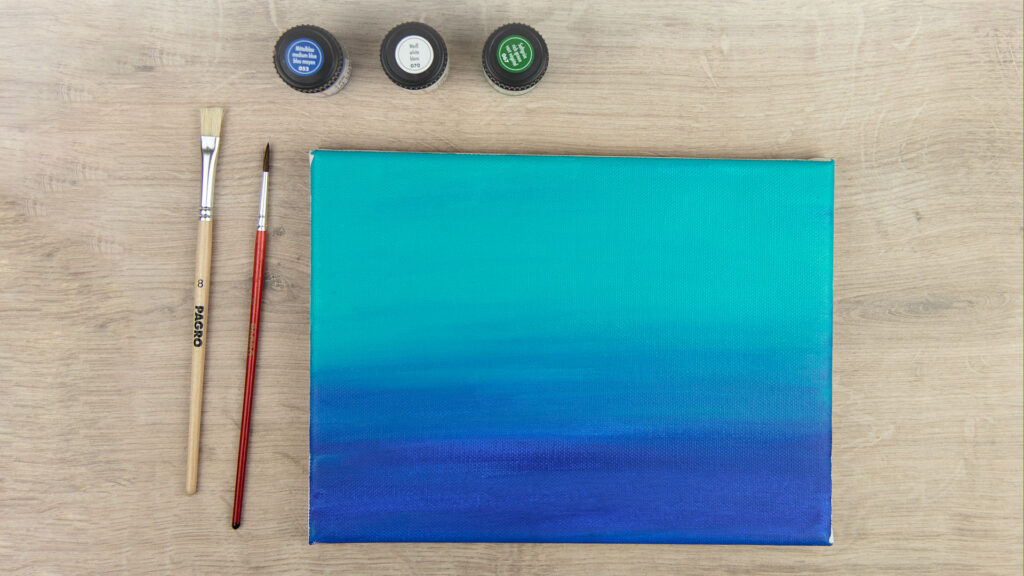 Leinwand mit blauer Acrylfarbe bemalt