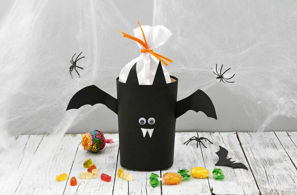 Fledermaus-Vampir aus Papier und Getränkekarton