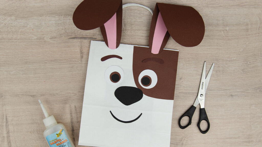 Papiertüte mit Hundegesicht