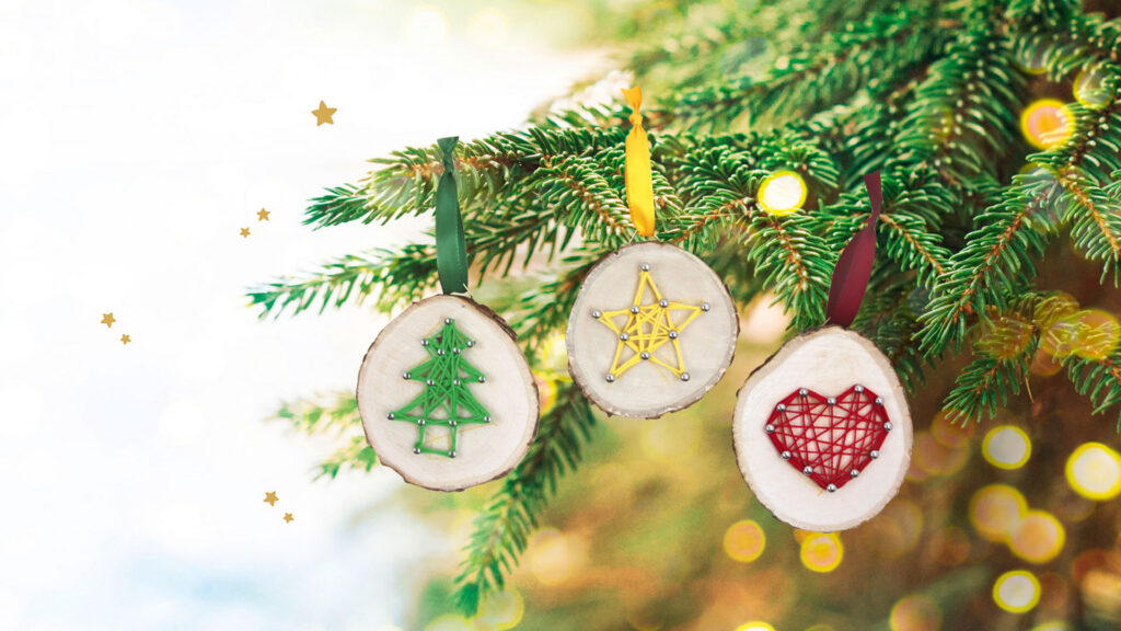 Weihnachtliche Holzanhänger als Baumschmuck