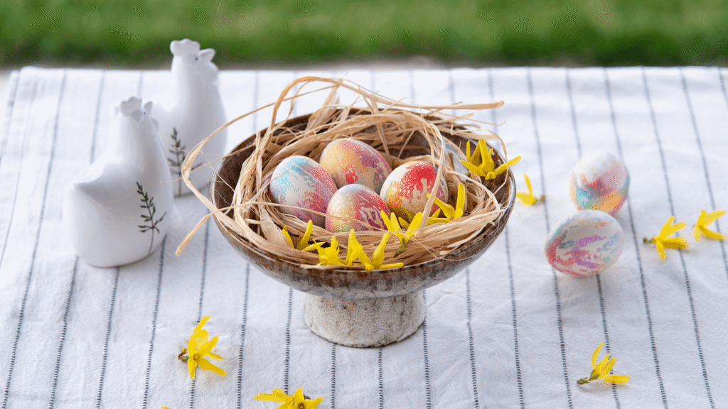 Eierfärben mit Küchenpapier
