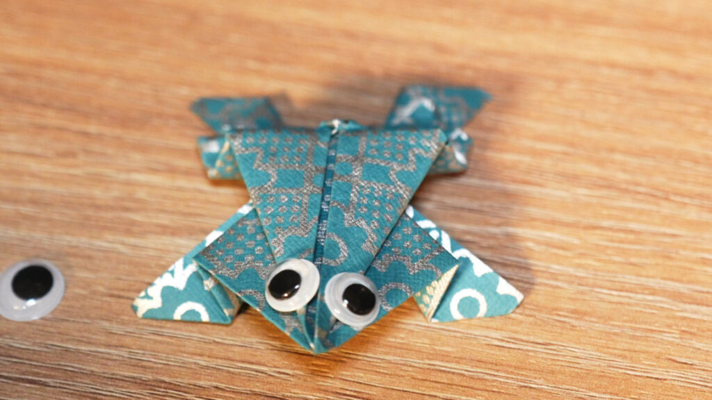 Origami-Frösche aus Motivpapier 